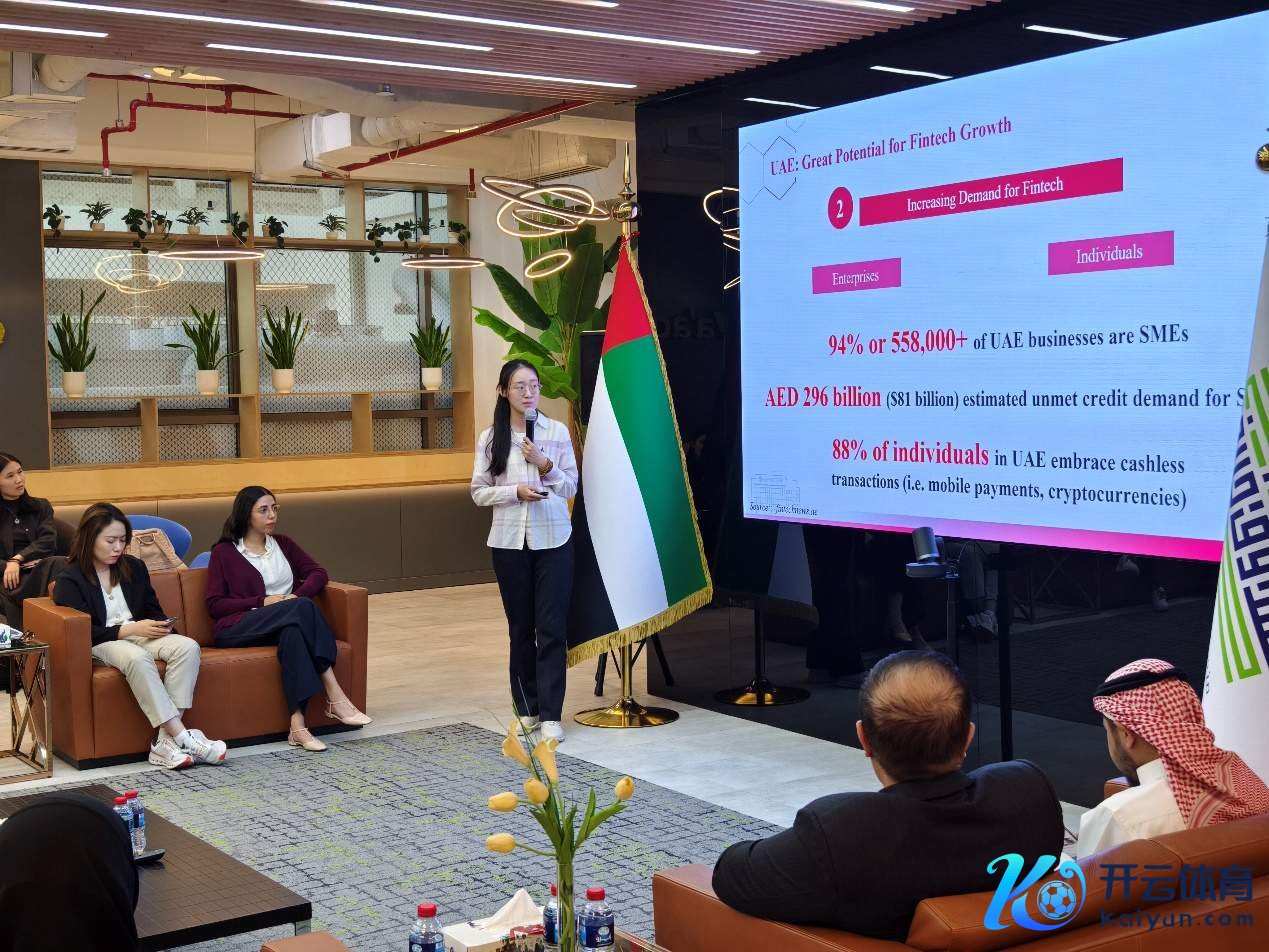 图为实施支队成员吕昱婵进行科技金融志愿宣讲