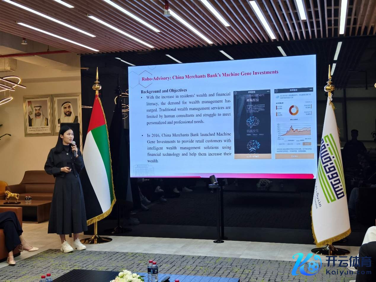 图为实施支队成员余影进行科技金融志愿宣讲