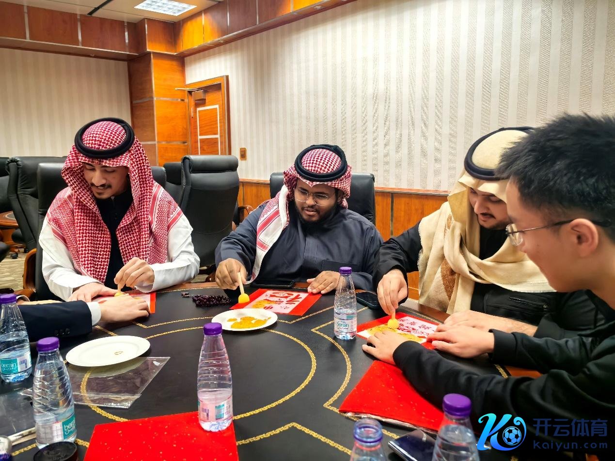 图为支队成员与当地学生共同体验拓印（一）