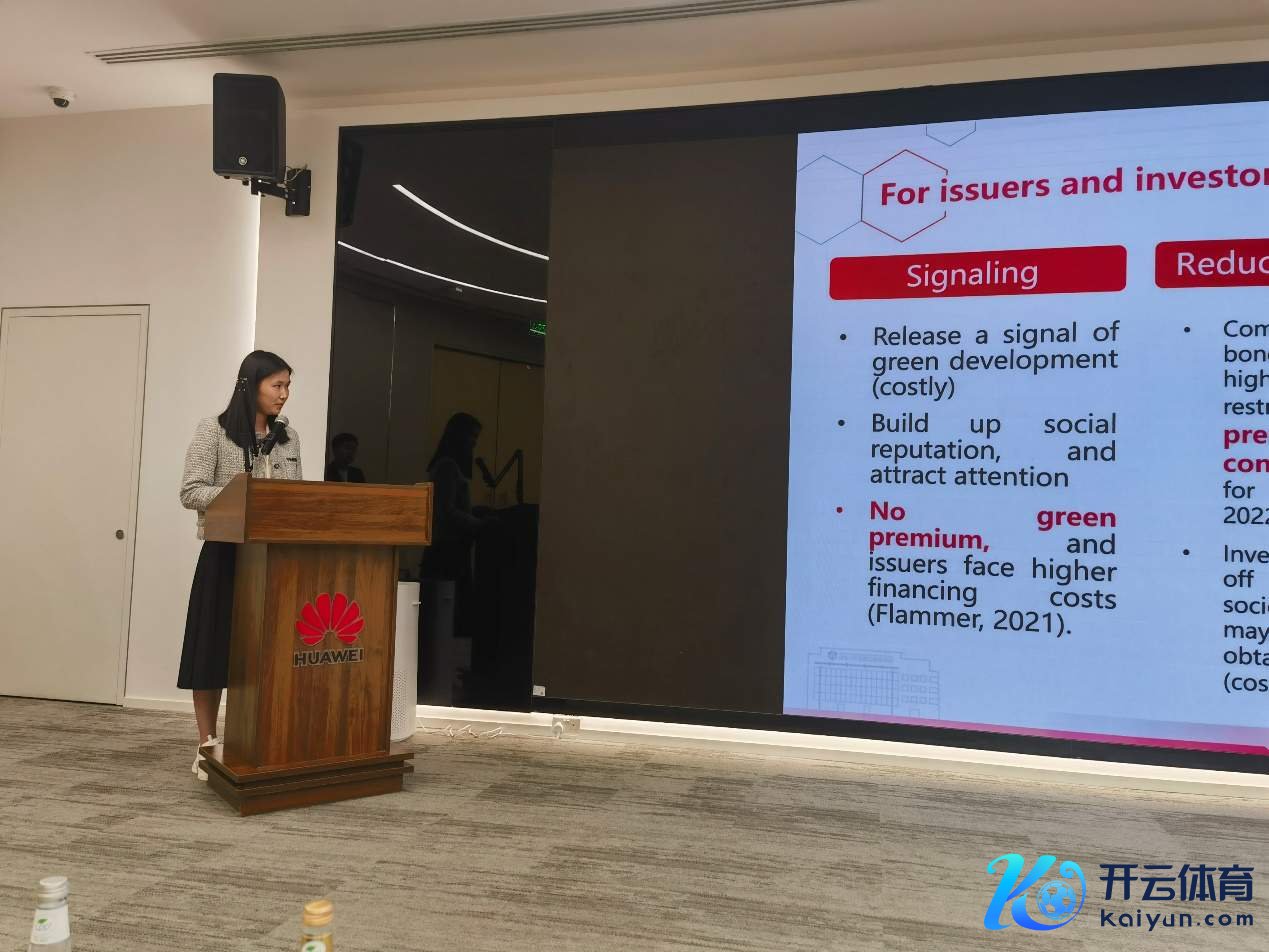 图为实施支队成员余影进行绿色金融志愿宣讲