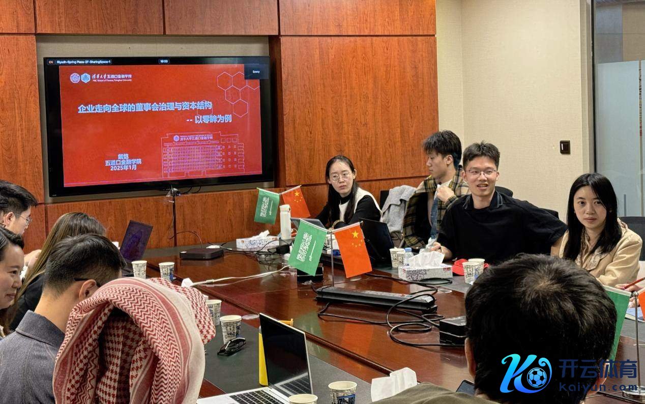 图为实施支队成员戴恺进行企业治理志愿宣讲