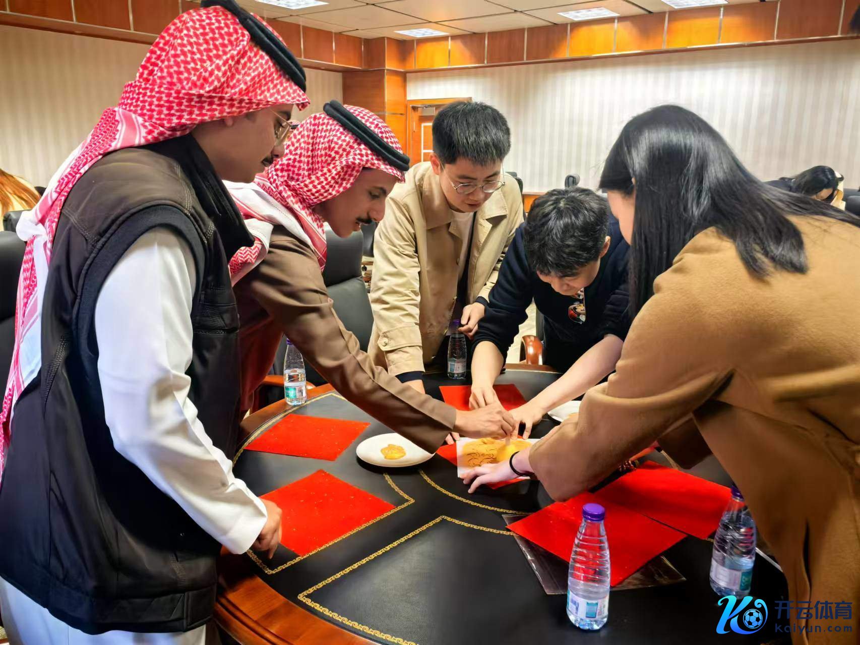 图为支队成员与当地学生共同体验拓印（二）