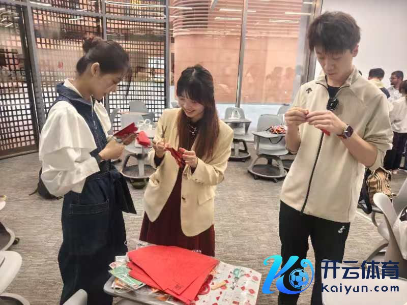 图为支队成员与当地学生共同体验剪纸（一）