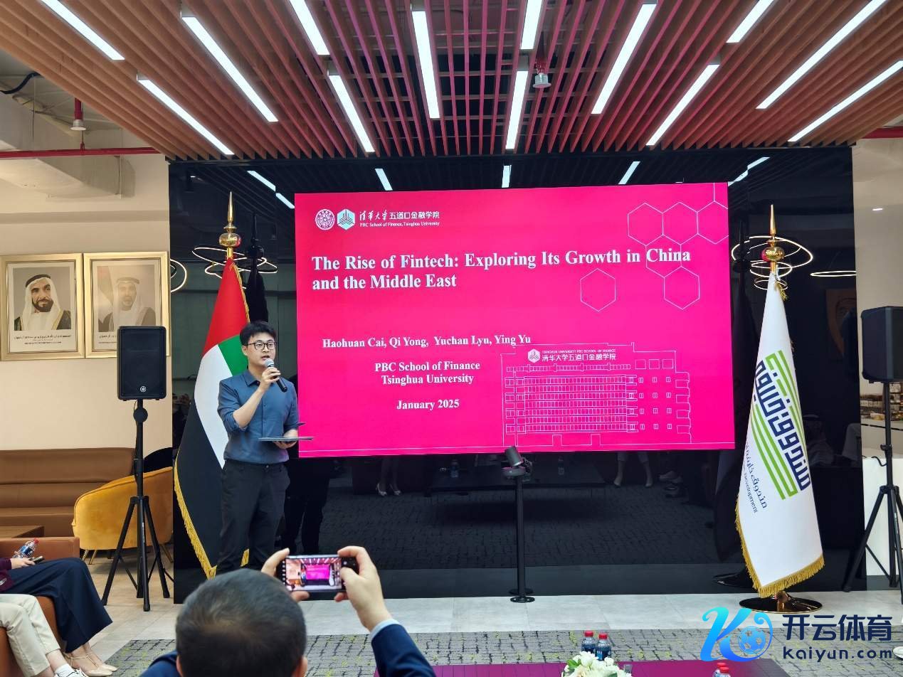 图为实施支队成员蔡昊桓进行科技金融志愿宣讲