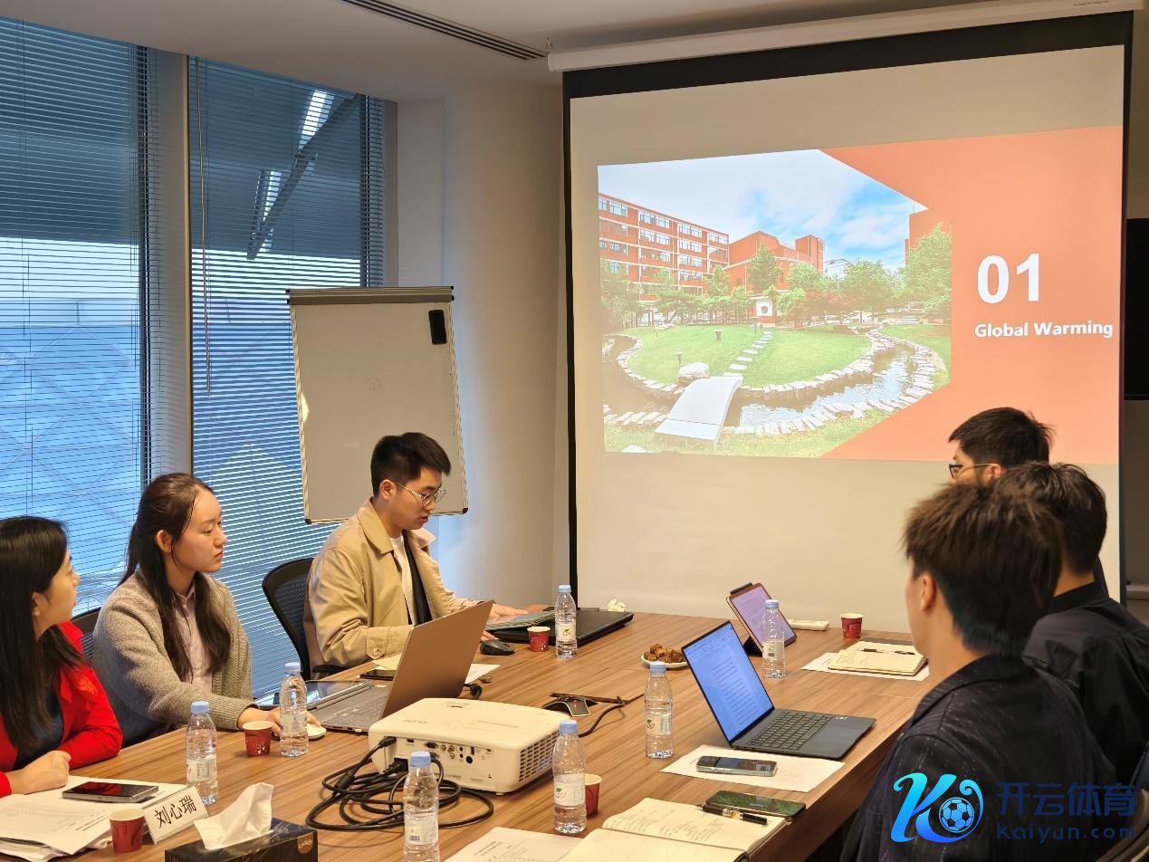 图为实施支队成员雍奇进行绿色金融志愿宣讲