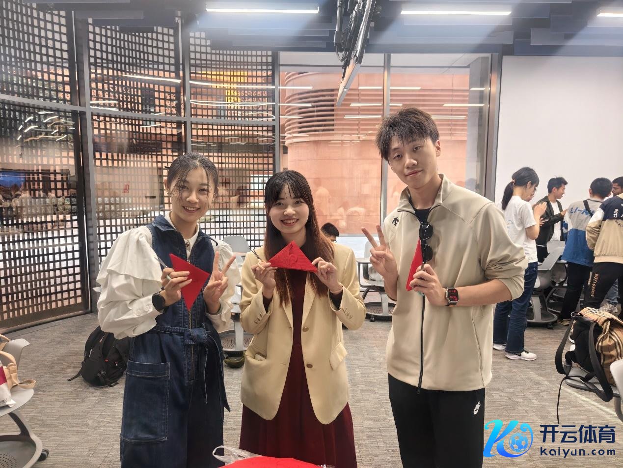 图为支队成员与当地学生共同体验剪纸（二）