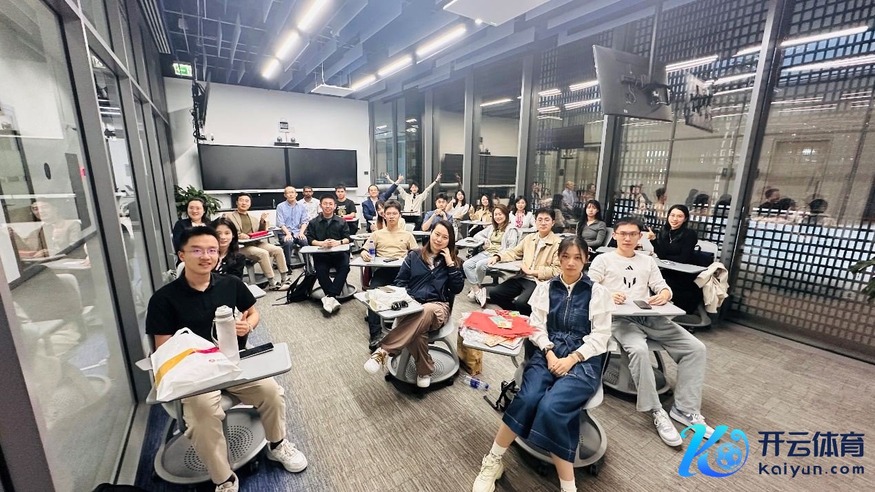 图为支队成员在穆罕默德·本·扎耶德东谈主工智能大学教室内合影