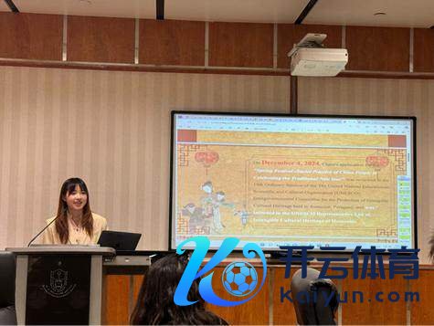 图为支队成员陈佳艺先容拓印习俗