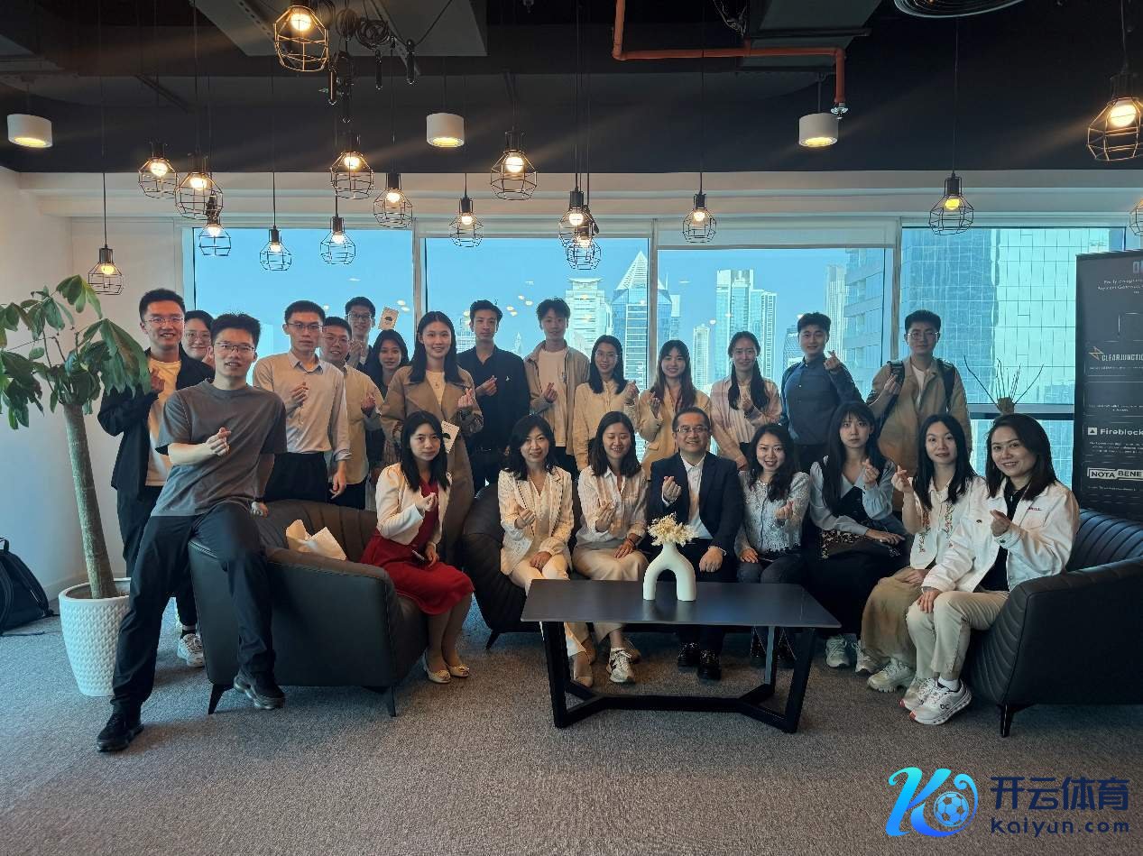 图为引申支队成员在来画科技迪拜分公司的合影